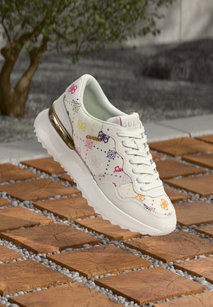 Baskets blanches avec motifs floraux colorés, en cuir, bout rond, semelle épaisse et accent doré sur le talon. Design à lacets, lacets plats.