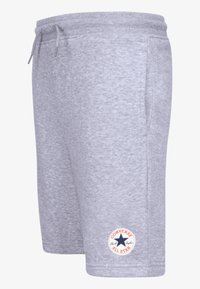 Γκρι σόρτς καλυμμένα από ύφασμα από βαμβάκι και συνθετικά υλικά. Διαθέτουν ελαστική μέση, πλαϊνές τσέπες και ένα στρογγυλό λογότυπο στο αριστερό πόδι.