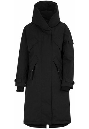 Parka d'hiver longue noire avec capuche large, poches à rabat sur la poitrine et la taille, sangles réglables aux poignets, et une poche sur la manche gauche.