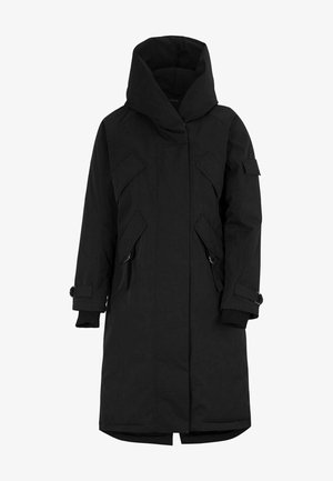 Parka d'hiver longue noire avec capuche large, poches à rabat sur la poitrine et la taille, sangles réglables aux poignets, et une poche sur la manche gauche.