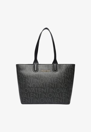 Schwarze Tragetasche mit strukturiertem Finish, versehen mit sich wiederholenden "Valentino"-Logos und goldfarbenen Beschlägen auf der Vorderseite. Doppelter Schultergurt.