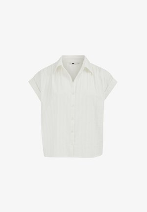 Hvid kortærmet bluse med krave og frontknapper, med diskrete lodrette strukturerede striber.