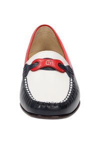 Lederloafers mit einem weißen Obermaterial, roten und marineblauen Akzenten sowie dekorativen Nähten. Runde Zehenform und Gummisohle für guten Halt.