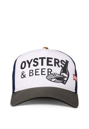 Gorra de béisbol de malla con frente blanco, visera oscura, texto "Oysters & Beer" y ostra y botella de cerveza ilustradas en el panel frontal.