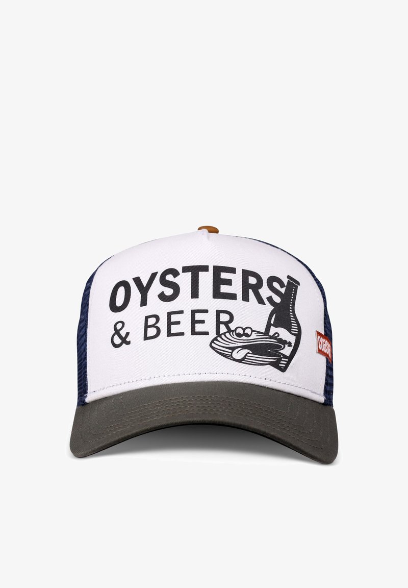 Mesh baseballpet met witte voorkant, donkere klep, tekst "Oysters & Beer" en geïllustreerde oester en bierfles op het voorpaneel.