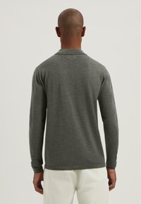 Donkergrijze pullover met lange mouwen, gemaakt van gestructureerde stof, met een platte kraag en geribbelde manchetten, gezien vanaf de achterkant.