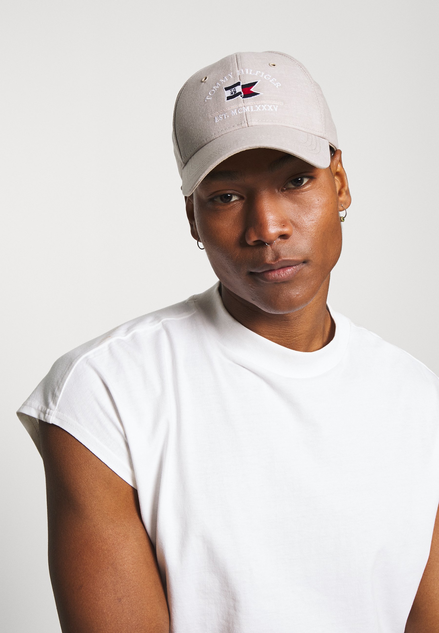 tommy hilfiger beige cap