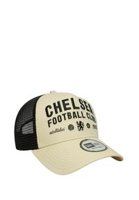 Casquette de baseball en maille beige et noire avec le texte "Chelsea Football Club", des logos et un autocollant "New Era Adjustable" sur la visière.