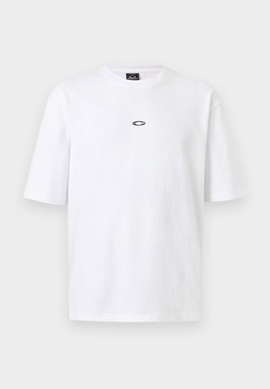 Tricou alb cu mâneci scurte și guler rotund, cu un mic logo oval negru centrat pe piept, pe un fundal simplu.