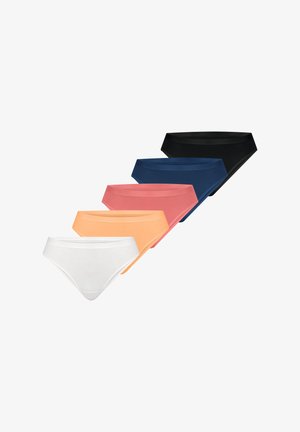 Fünf nahtlose Baumwollslips für Damen in Weiß, Pfirsich, Pink, Marineblau und Schwarz, versetzt angeordnet auf weißem Hintergrund.