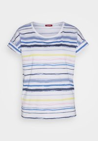 Tričko s krátkým rukávem a kulatým výstřihem vyrobené z lehké bavlny, s různými vodorovnými pruhy v modré, žluté a růžové na bílém pozadí.