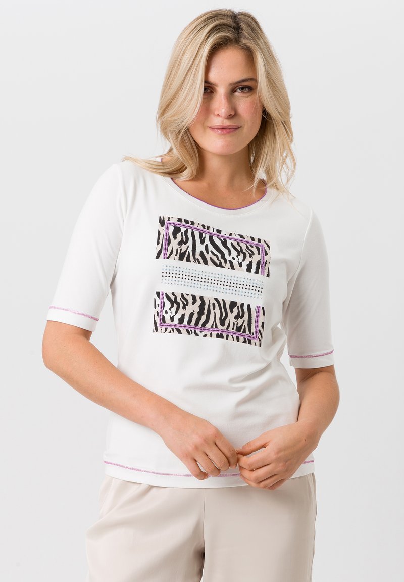 Witte katoenen t-shirt met korte mouwen, voorzien van een zebra print ontwerp en paarse accenten rond een rechthoekige graphic.