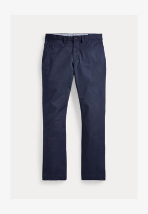 Marineblaue Freizeithose mit Gürtelschlaufen, Seitentaschen, Knopfverschluss und Reißverschluss, flach auf weißem Hintergrund ausgelegt.