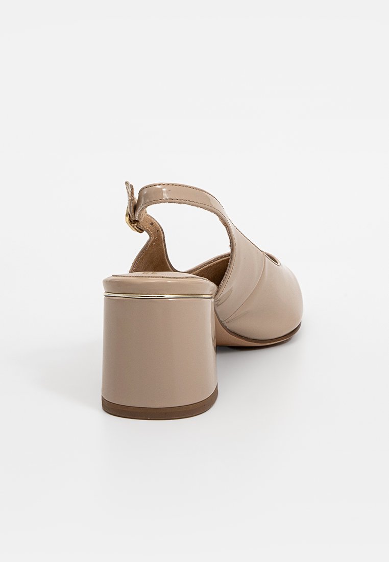 Sandale à talon en cuir verni beige avec un bout arrondi, une bride arrière et un talon épais et brillant. Accent doré à la base du talon.