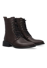 Para ciemno-brązowych skórzanych botków za kostkę na sznurówki z niskimi blokowymi obcasami i zamkami bocznymi na białym tle.