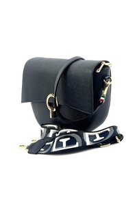 Sac à main en cuir noir avec une forme courbée, quincaillerie dorée et une bandoulière à motif avec des accents noir et blanc.