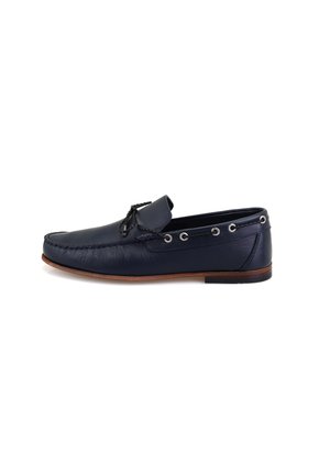 Navyblaue Lederloafer mit abgerundeter Zehenpartie, dekorativer Stickerei, Schnürakzenten und Metallösen an der Seite. Flache braune Sohle.