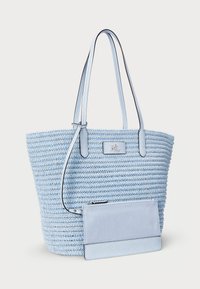 Zila austā somiņa ar garām rokturiem, kurai ir taisnstūra rāvējslēdzēja maisiņš, izgatavots no tāda paša auduma un ar logotipa plāksni.