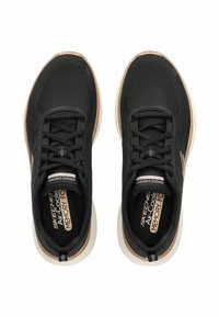 Svarta träningsskor med strukturerad mesh-överkonstruktion, tjock vit sula och kontrasterande bruna accenter. Funktioner inkluderar snören och vadderad innersula.