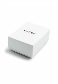 Boîte rectangulaire blanche à surface lisse, avec le nom de la marque "PIECES" imprimé en noir sur le dessus.