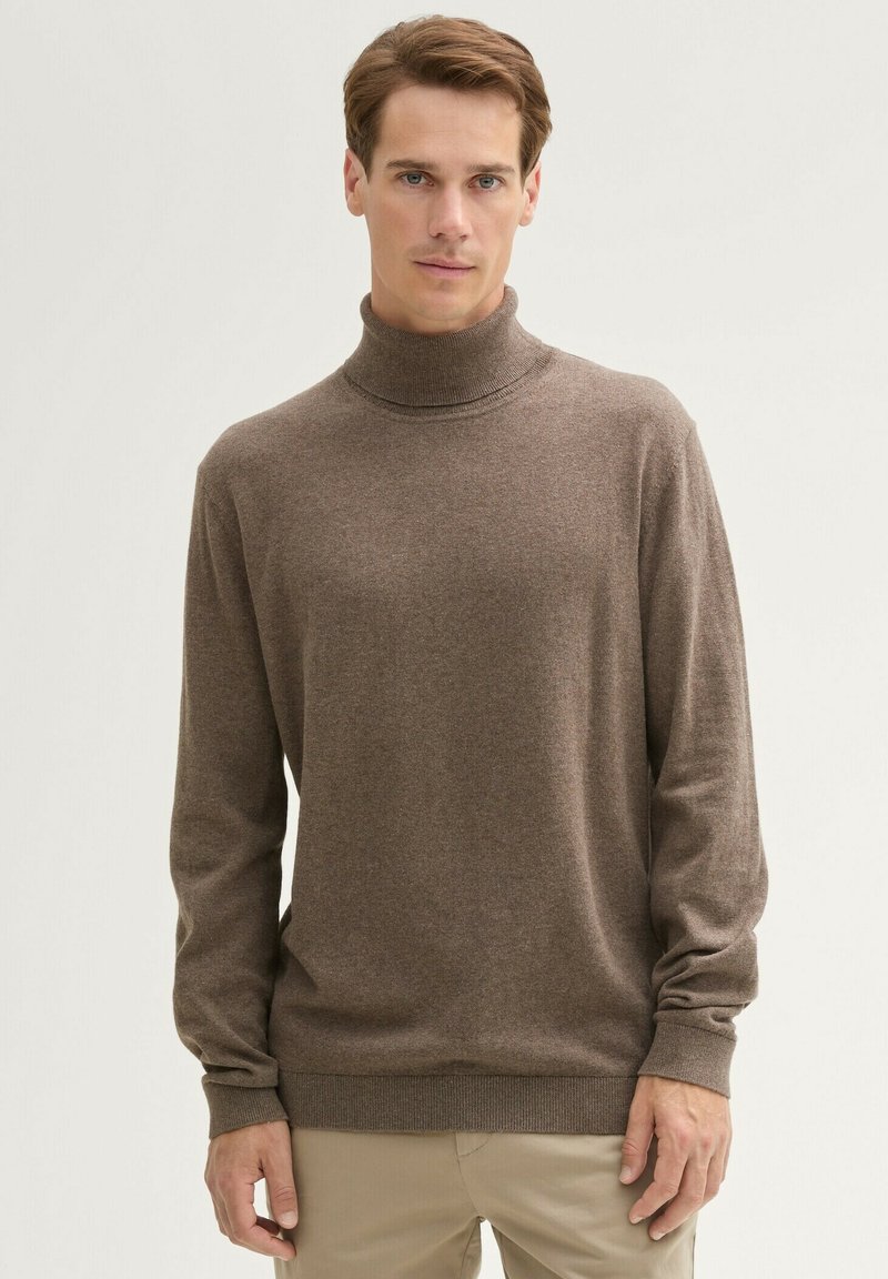 Brązowy sweter z golfem, wykonany z miękkiego, teksturowanego materiału. Posiada długie rękawy i dopasowaną talię. Gładkie wykończenie bez widocznych wzorów.