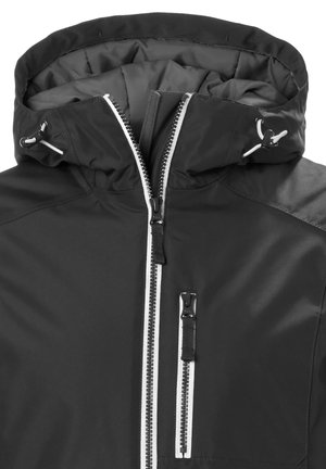 Chaqueta negra con un alto cuello y capucha desmontable, que presenta cremalleras plateadas, cordones ajustables y una textura suave y mate.