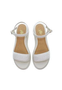 Bílé sandály se širokým textilním páskem s embosovaným nápisem "U.S. POLO ASSN.", nastavitelným páskem na kotníku, polstrovanou béžovou stélkou a hladkou texturou.