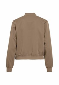 Jednoduchá bomber bunda v barvě velbloudí srsti s žebrovaným límcem, manžetami a páskem, zobrazená z zadní strany na bílém pozadí.