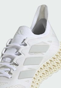 Scarpa sportiva bianca con tomaia in mesh traspirante, accenti testurizzati e una distintiva soletta a rete per ammortizzazione e supporto.