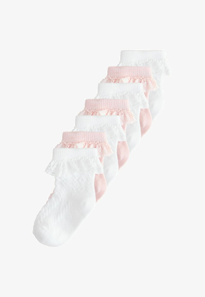 Set di sei calzini alla caviglia per neonati con colori alternati bianco e rosa, ognuno con un bordo in pizzo arricciato alla caviglia.