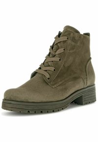 Bottines en daim vert olive avec un bout rond, fermeture lacée à l'avant et un petit talon carré. Semelle texturée pour une meilleure adhérence et durabilité.