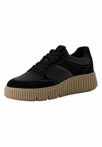 Svart sneaker med en blandning av mocka och släta material, med en kraftig beige gummisula och svarta snörningar. Dekorativ sömnad i beige.