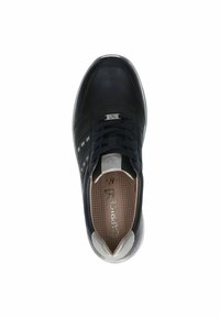 Mörkblå lädersneakers med perforerade detaljer, silveraccenter, platta snören, vadderad sula och rundad tådesign.