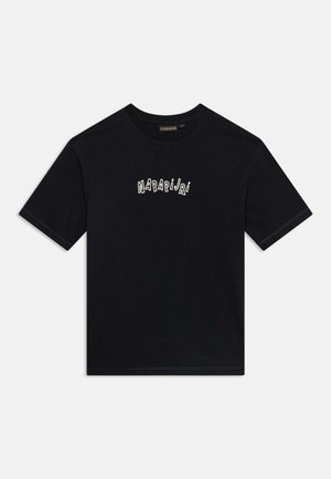 Μαύρο T-shirt με κοντά μανίκια και λευκό κείμενο "NAPAPIJRI" στο κέντρο του στήθους με παιχνιδιάρικη γραμματοσειρά.