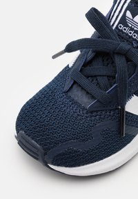 adidas Originals SWIFT RUN UNISEX - Sneakers - collegiate navy/footwear white/core black