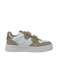 Sneakers con una parte superiore sintetica bianca e beige, due cinturini in Velcro, area delle punte perforata e suola in gomma con dettagli testurizzati.
