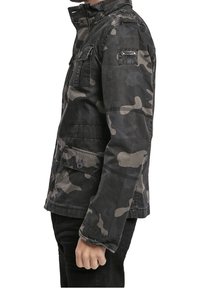 Camo-mönstrad jacka i mörka toner som har hög krage, framfickor och knapprabatter. Tillverkad av slitstark tyg med en texturerad yta.