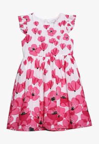 Rotes Blumenkleid mit kurzen, rüschierten Ärmeln, rundem Ausschnitt und gerafftem Rock, auf weißem Hintergrund mit schwarzen Blütenmitten.