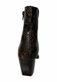 Bota de tobillo con patrón de serpiente en negro y marrón, superficie texturizada, tacón cuadrado y cierre con cremallera en el lateral.