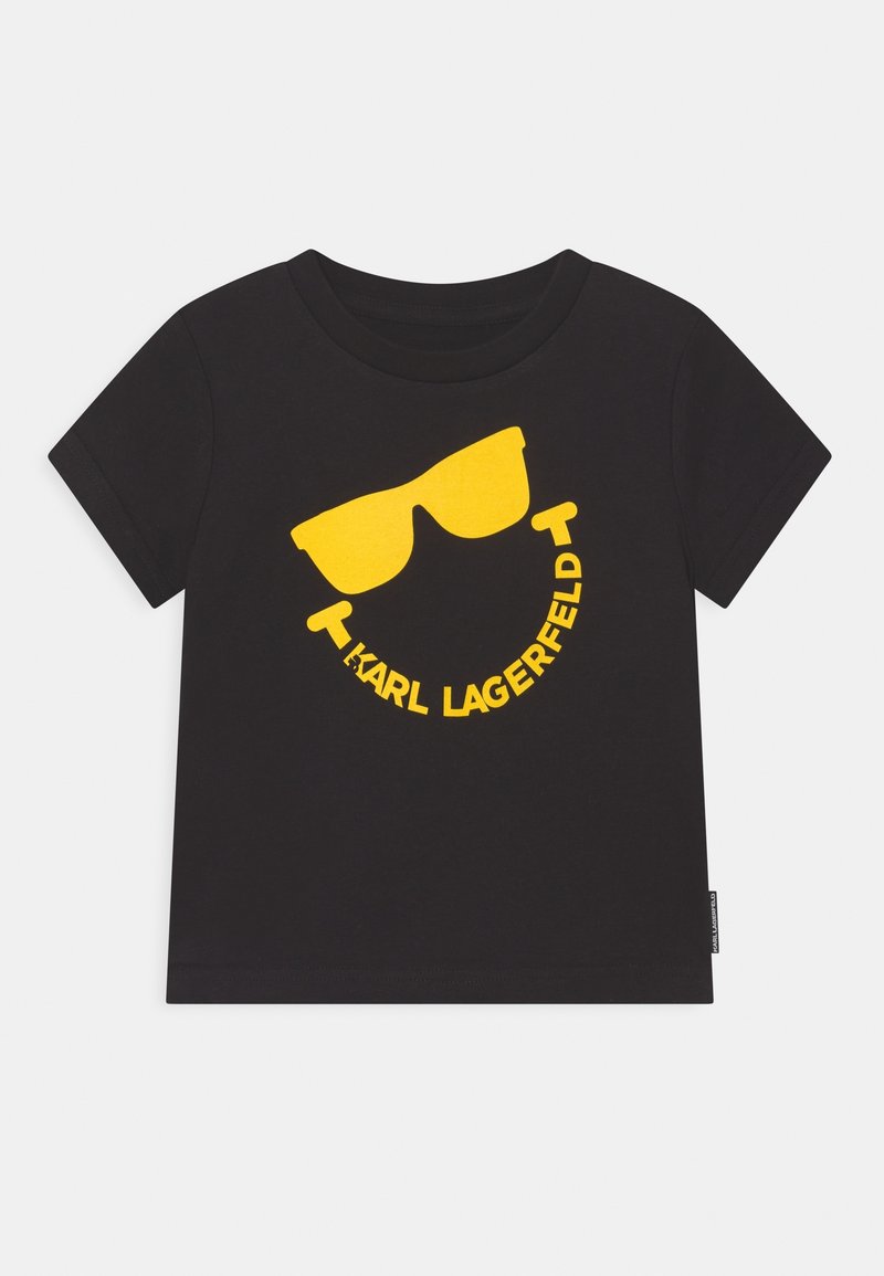 T-shirt nera a maniche corte con grafica di occhiali da sole gialli e testo "KARL LAGERFELD" curvato sotto gli occhiali sul davanti.