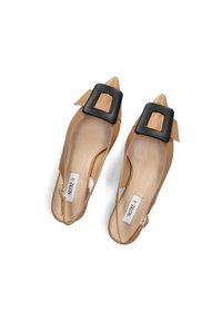 Lichte leren puntige ballerina's met een opvallende zwarte vierkante gesp en een klein strikdetail. Kenmerken zijn een open achterkant en een glad interieur.