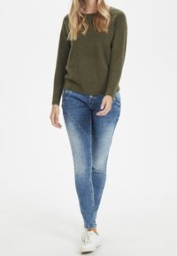 Cream Sweter