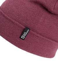 Berretto a maglia color malva con risvolto e etichetta nera del marchio Jack Wolfskin sul risvolto.