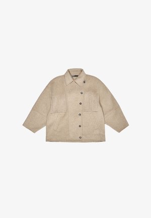 Beige wollen jas met brede mouwen, puntige kraag, verticale geribbelde details op de borst, knoopsluiting aan de voorkant en twee voorzakken.