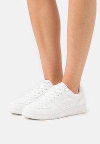 Weiße Sneaker aus glattem Leder, mit perforierten Details, runder Schuhspitze und flacher Gummisohle. Schnürrsenkel und dezentes Logo-Detail.