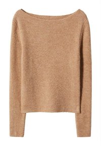 Beige pitkähihainen ribbiknitti pusero, jossa on veneaukko ja hieman lyhennetty helma.