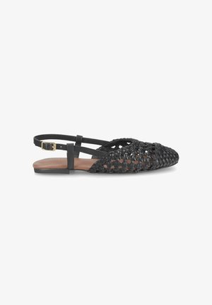 Sandale plate en cuir tressé noir à bout pointu avec bride à la cheville et boucle dorée, semelle intérieure beige, et semelle plate noire.