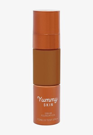 Danessa Myricks Beauty YUMMY SKIN SERUM FOUNDATION - Fondotinta - 19g
