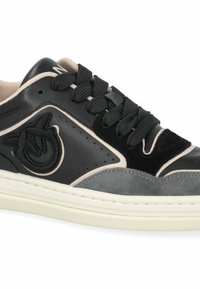Crne i sive tenisice s kožnim i suedenim materijalima, kontrastnim šavovima, okruglim vezicama, izvezenim logom i teksturiranim gumastim potplatom.