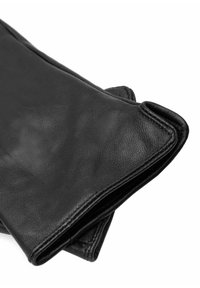 Czarne skórzane rękawiczki o miękkiej, teksturowanej powierzchni, złożone u góry. Widoczne przeszycia wzdłuż krawędzi, świadczące o starannym wykonaniu.